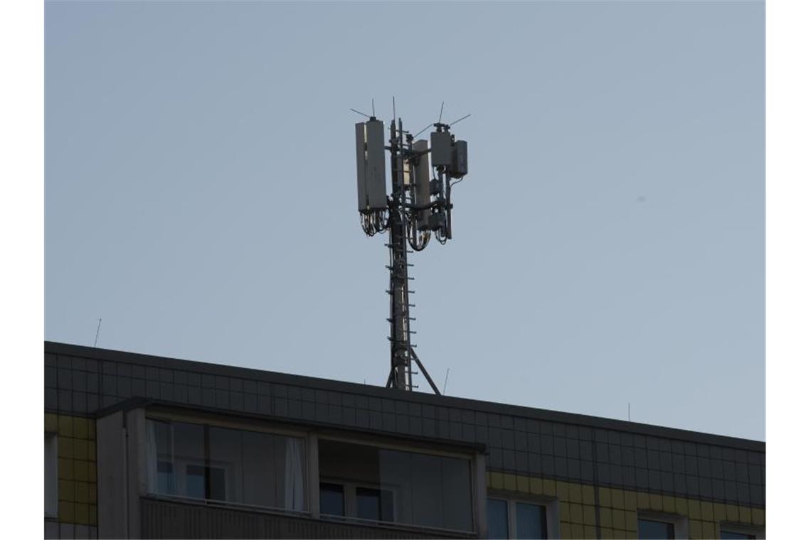 Ein Funkmast steht auf einem Hausdach. Foto: Paul Zinken/dpa-zentralbild/dpa/Archivbild