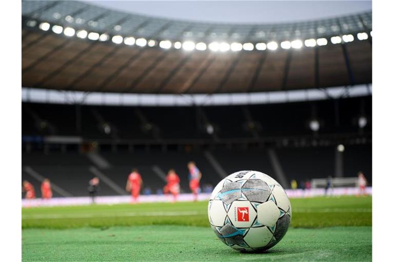 Ein Fußball liegt auf dem Spielfeld. Foto: Stuart Franklin/Getty Images Europe/Pool/dpa/Symbolbild