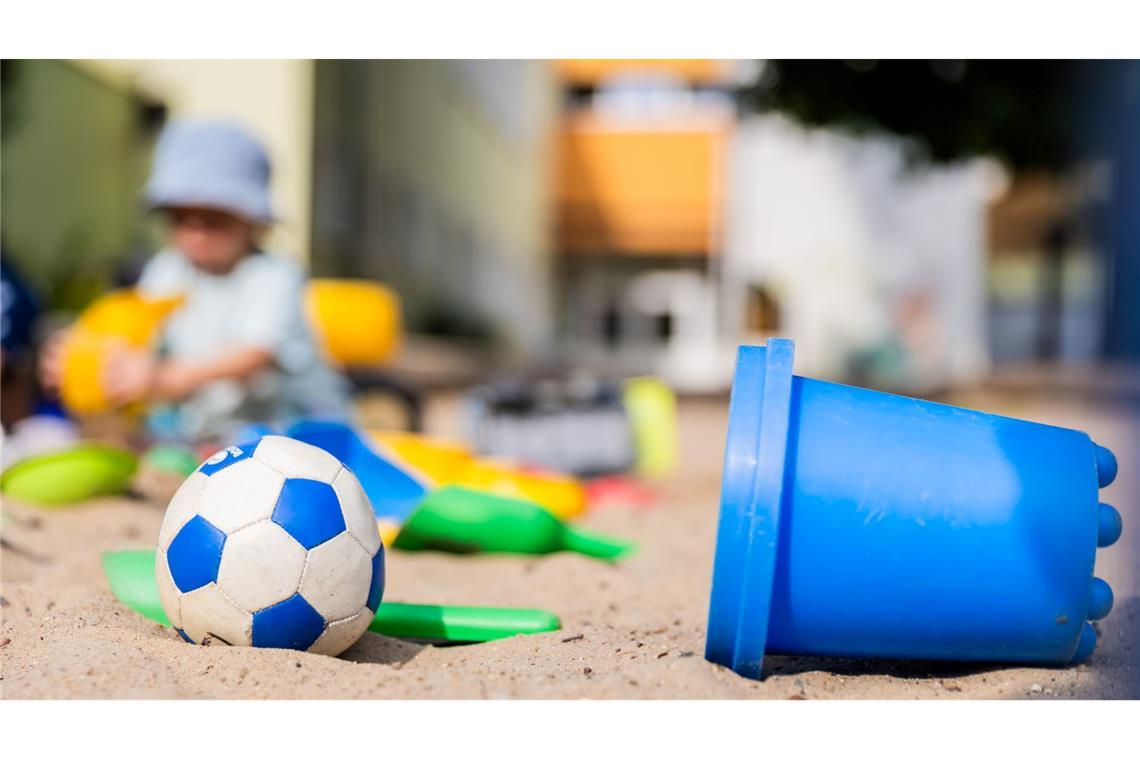 Ein Fußball und die Farbe Blau: klassisches Spielzeug für Jungen - oder? (Symbolbild)