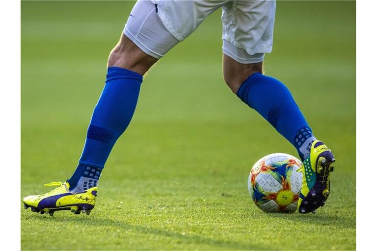 Ein Fußballspieler ist am Ball. Foto: Jens Büttner/dpa-Zentralbild/ZB/Symbolbild