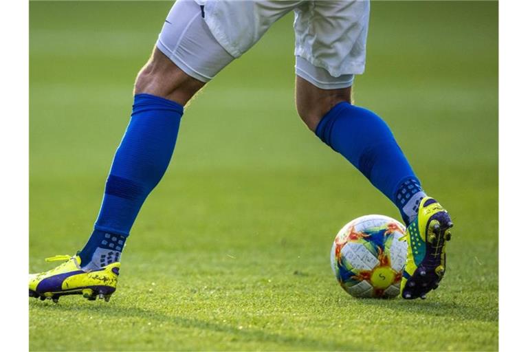 Ein Fußballspieler ist am Ball. Foto: Jens Büttner/dpa-Zentralbild/ZB/Symbolbild