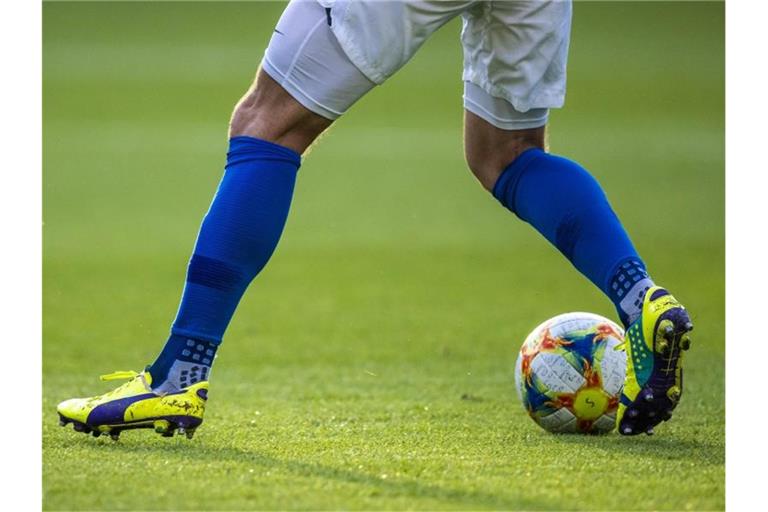 Ein Fußballspieler ist am Ball. Foto: Jens Büttner/dpa-Zentralbild/ZB/Symbolbild