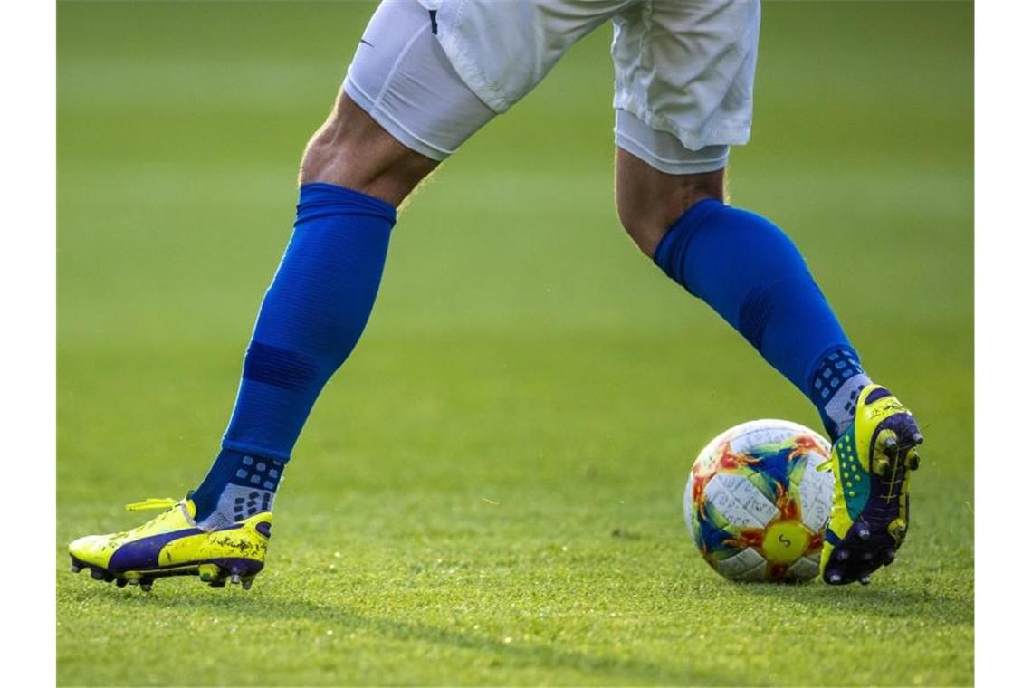 Ein Fußballspieler ist am Ball. Foto: Jens Büttner/dpa-Zentralbild/ZB/Symbolbild