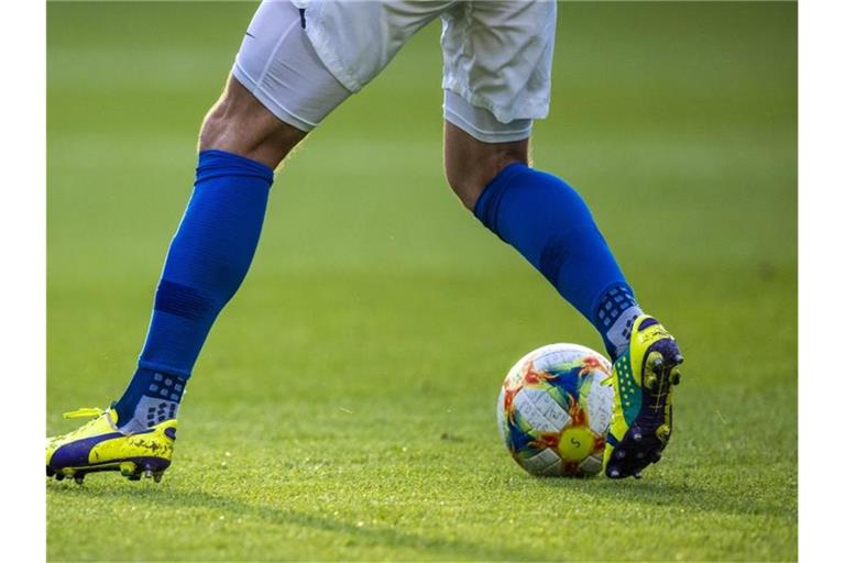 Ein Fußballspieler ist am Ball. Foto: Jens Büttner/dpa-Zentralbild/ZB/Symbolbild