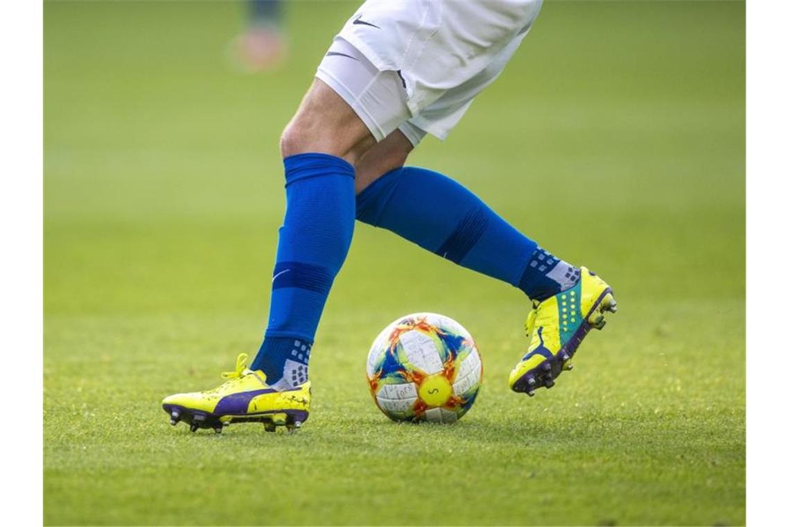 Ein Fußballspieler spielt den Ball. Foto: Jens Büttner/dpa-Zentralbild/ZB/Symbolbild