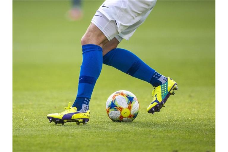 Ein Fußballspieler spielt den Ball. Foto: Jens Büttner/dpa-Zentralbild/ZB/Symbolbild