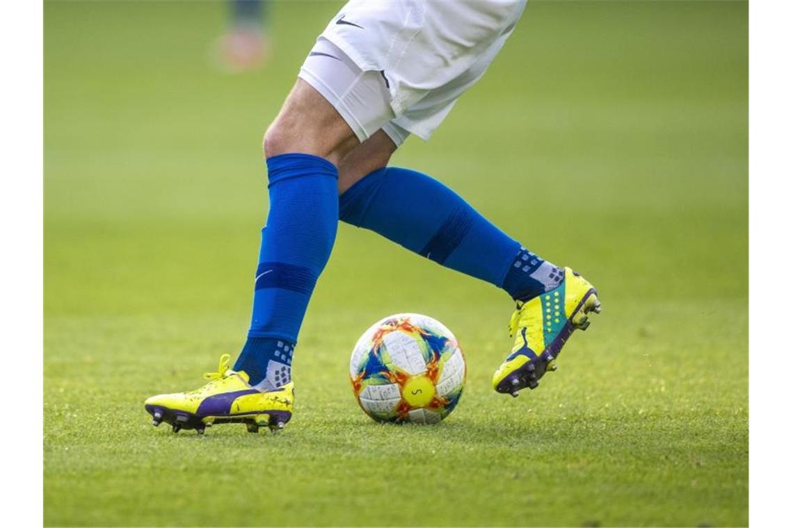 Ein Fußballspieler spielt den Ball. Foto: Jens Büttner/dpa-Zentralbild/ZB/Symbolbild