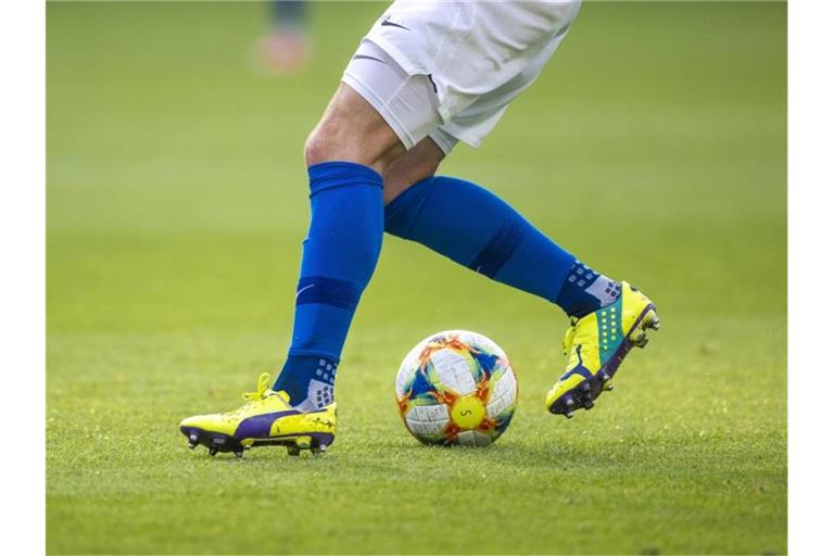 Ein Fußballspieler spielt den Ball. Foto: Jens Büttner/dpa-Zentralbild/ZB/Symbolbild