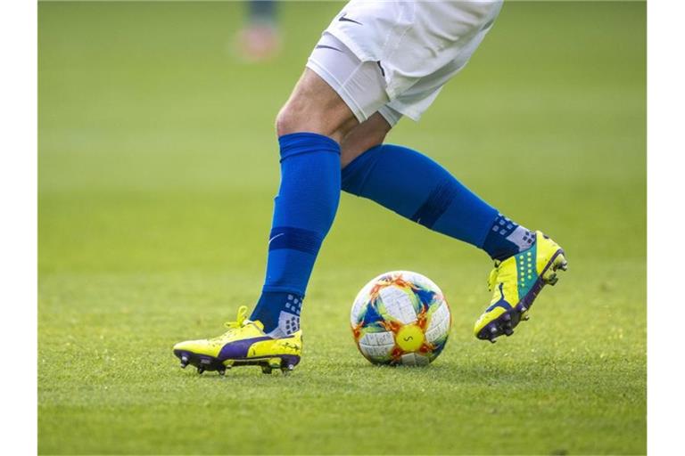 Ein Fußballspieler spielt den Ball. Foto: Jens Büttner/dpa-Zentralbild/ZB/Symbolbild