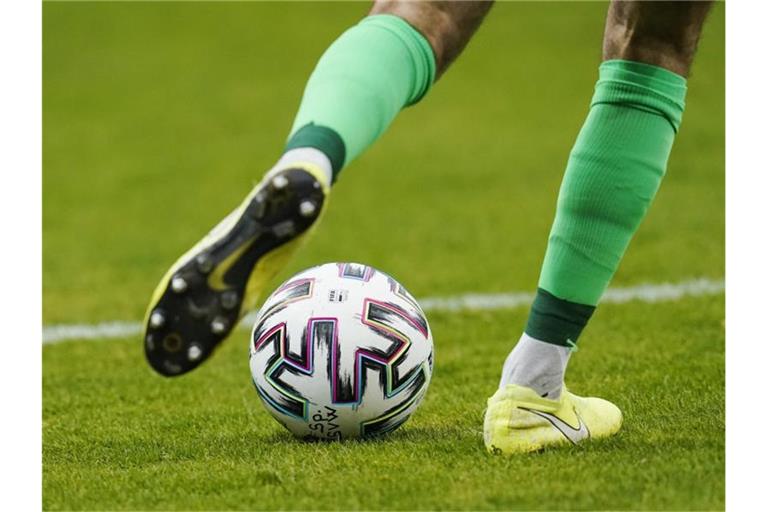 Ein Fußballspieler spielt den Ball. Foto: Uwe Anspach/dpa/Symbolbild