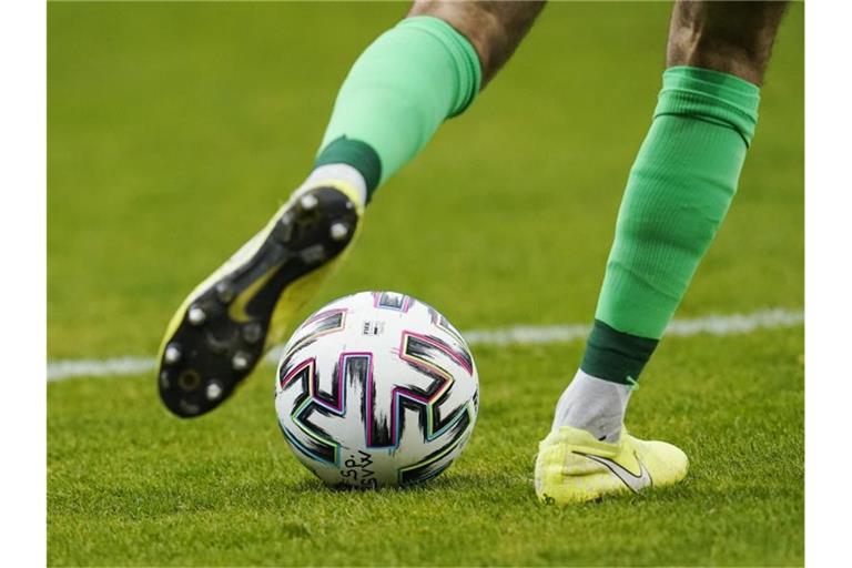 Ein Fußballspieler spielt den Ball. Foto: Uwe Anspach/dpa/Symbolbild