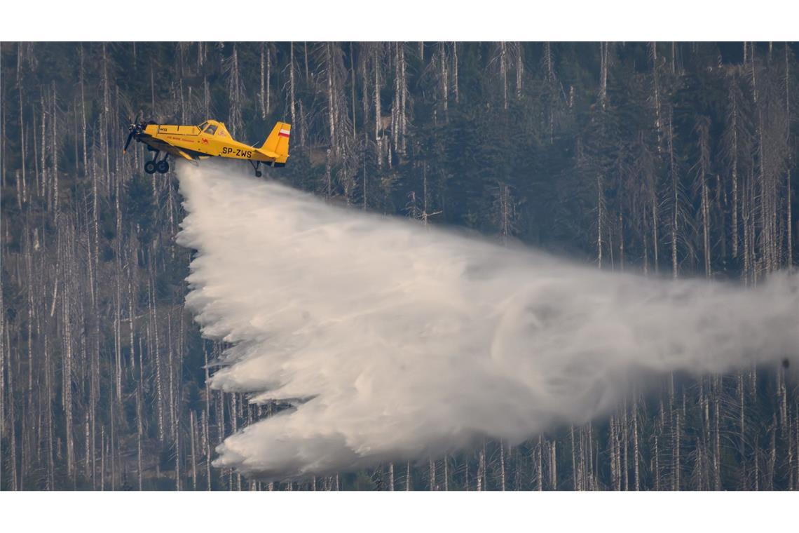 Ein gelbes Löschflugzeug ist bei dem Waldbrand am Königsberg unterhalb vom Brocken im Harz im Einsatz.