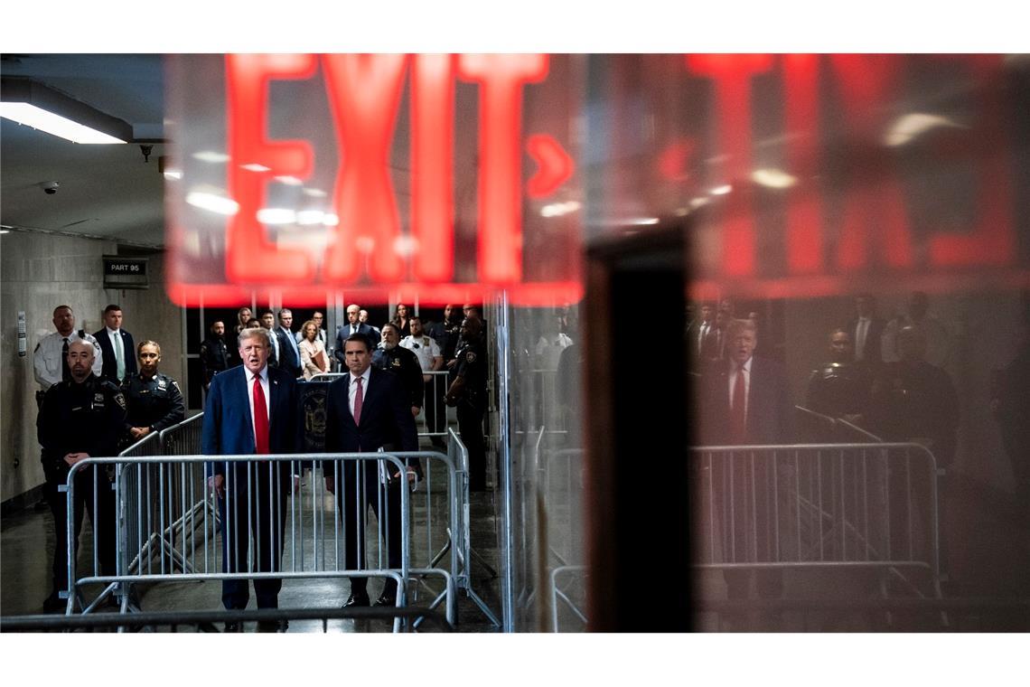 Ein Gericht in New York hat den Prozess gegen den ehemaligen US-Präsidenten Donald Trump in Zusammenhang mit Schweigegeldzahlungen an eine Pornodarstellerin eröffnet.