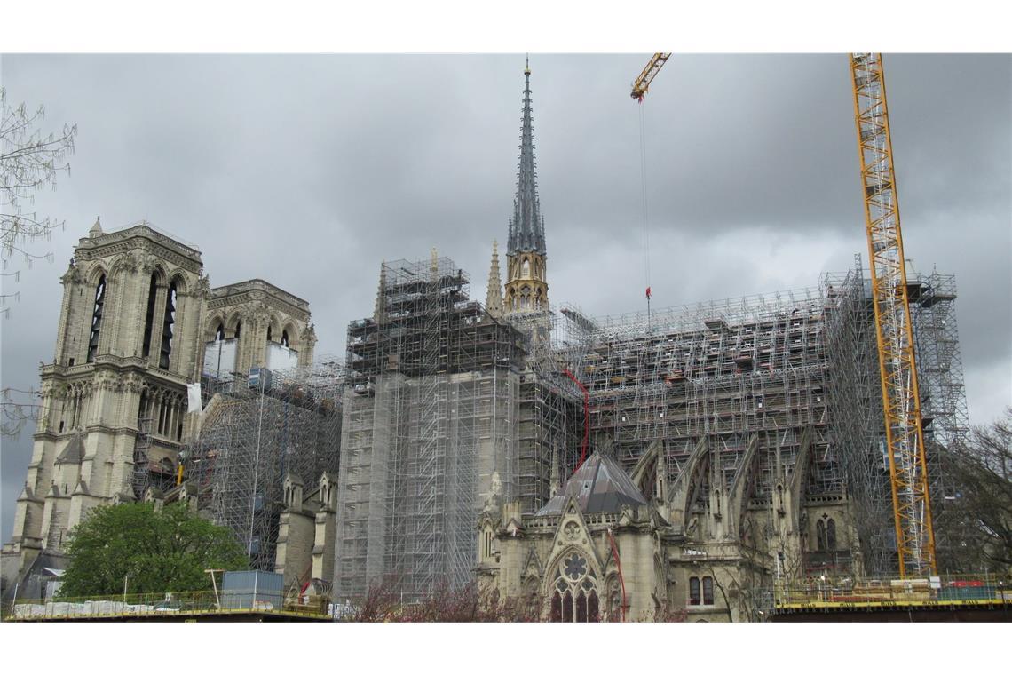 Ein Gerüst mit mehr als 90 Metern Höhe verdeckt die Sicht auf die Kathedrale. Zur Olympia-Eröffnung soll davon nicht mehr viel zu sehen sein.