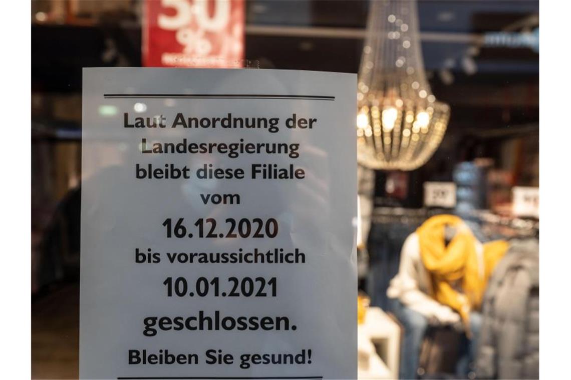 Dezember-Coronahilfen für Unternehmen werden ausgezahlt Ein geschlossenes Bekleidungsgeschäft in der Dortmunder Innenstadt. Die Länder können ab sofort mit der Auszahlung der Dezemberhilfen beginnen. Foto: Bernd Thissen/dpa