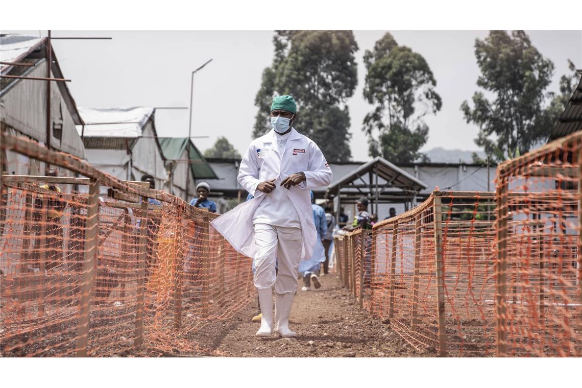 Ein Gesundheitsarbeiter geht an einem Mpox-Behandlungszentrum in der Demokratischen Republik Kongo vorbei. Zusätzlich mit dem andauernden Ausbruch gibt nun eine neue Krankheit Rätsel auf.