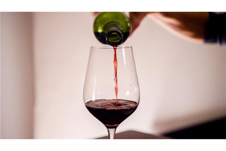 Ein Glas Wein. Alkohol ist einer Studie zufolge auch in geringer Menge nicht gesund.