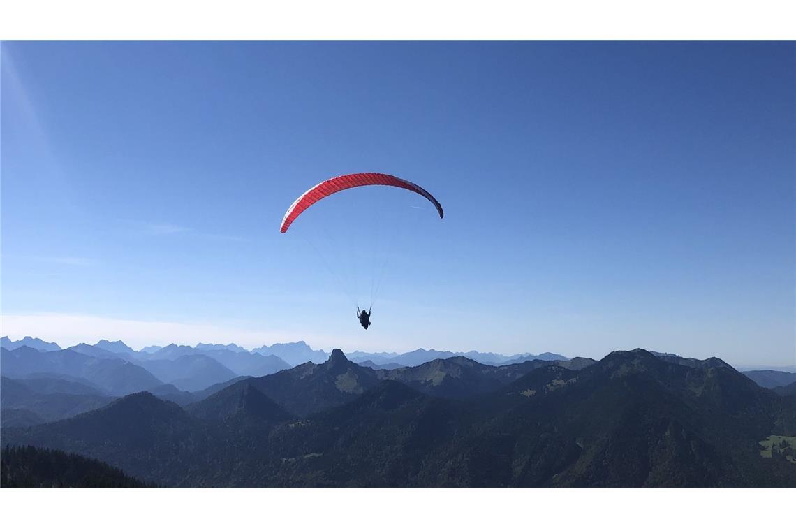 Ein Gleitschirmflug endete für einen 42-Jährigen tödlich. (Symbolbild)