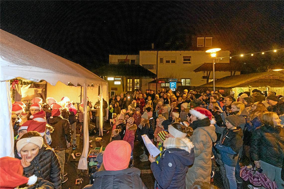 Ein großes Publikum hat die Musikdarbietung „Rudolph mit der roten Nase“ der Wacholderspatzen aus der Allmersbacher Grundschule.