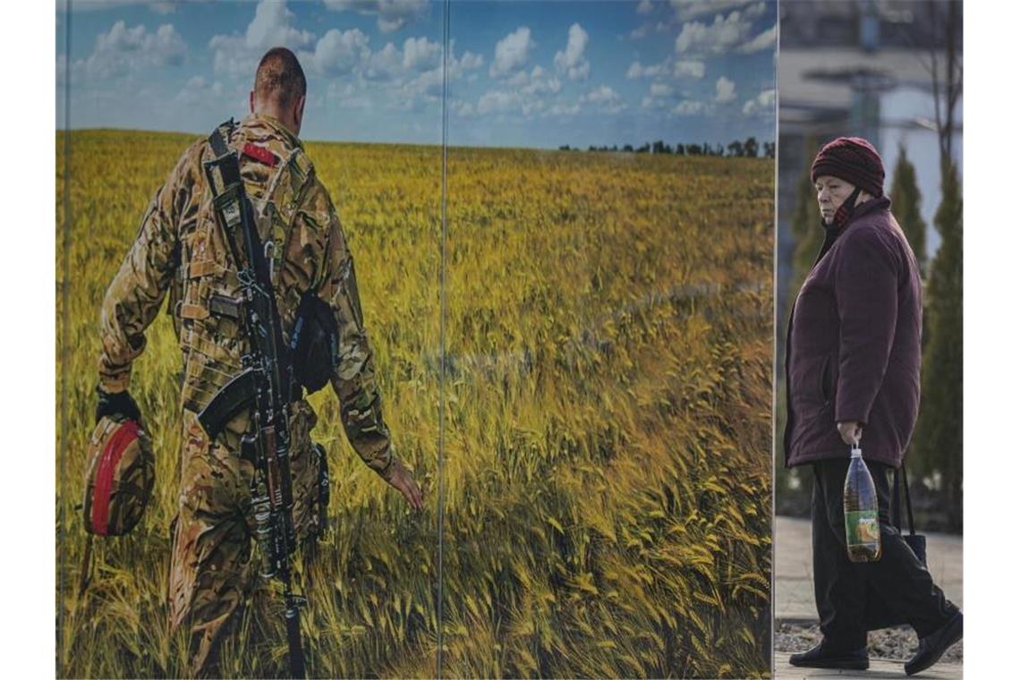 Wie sich der Konflikt zwischen Moskau und Kiew zuspitzte Ein großformatiges Bild erinnert an die Toten der Konfrontation zwischen dem ukrainischen Militär und den prorussischen Separatisten. Foto: Vadim Ghirda/AP/dpa