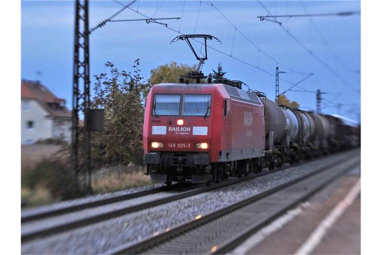 Ein Güterzug fährt über die Rheintalbahnstrecke (Aufnahme mit Shift-Objektiv). Foto: Patrick Seeger/Archivbild