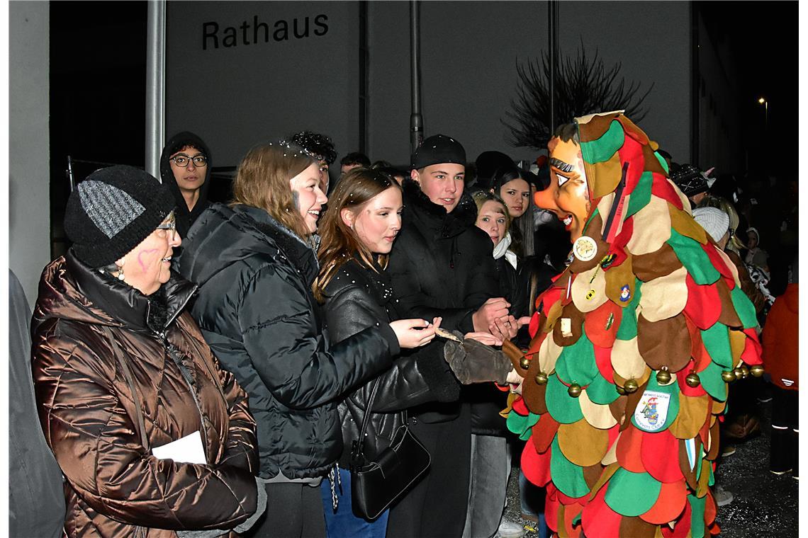 Ein Hästräger des Unterweissacher Carneval Clubs UCC verteilt Süßigkeiten vor de...