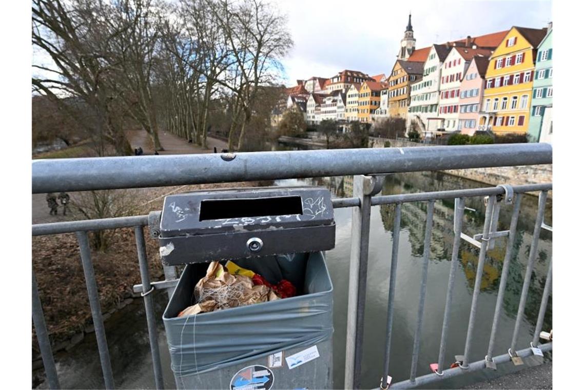Palmer: Weniger Müll in Tübingen seit Verpackungssteuer Ein halb gefüllter Mülleimer steht in der Innenstadt. Foto: Bernd Weißbrod/dpa/Archivbild
