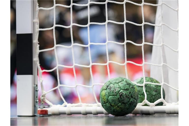 Ein Handball liegt auf dem Boden vor dem Tor. Foto: Tom Weller/dpa/Symbolbild