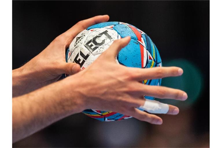 Ein Handballer hält den Spielball in den Händen. Foto: Robert Michael/dpa/Symbolbild