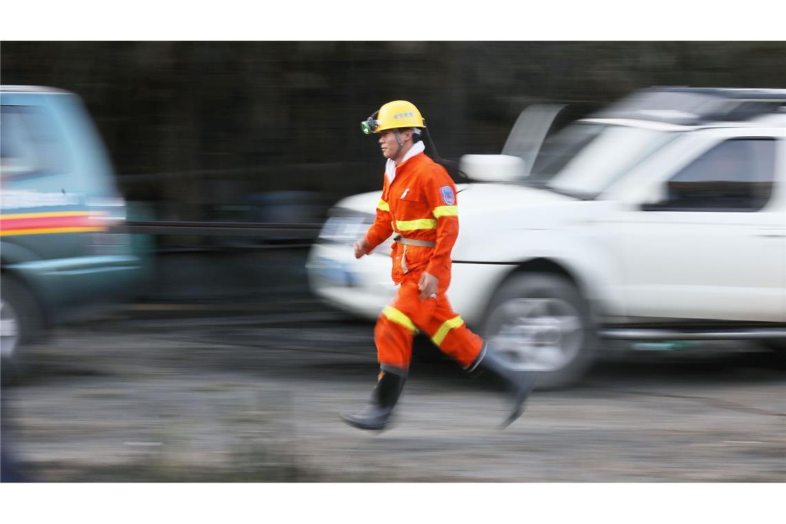 Ein Helfer eines Rettungsdienstes läuft bei einem Einsatz nach einem Grubenunglück.