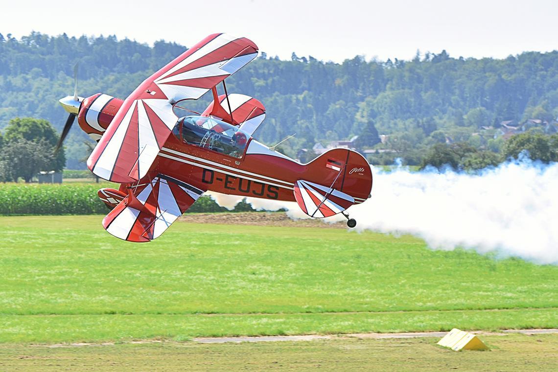 Ein Highlight im Programm: Der stellvertretende Vereinsvorsitzende Uwe Schreyer zeigt eine Kunstflugshow mit seiner Pitts S2b, dem legendären Doppeldecker aus den USA, der in den 1970er-Jahren alle Weltmeisterschaften gewann und heute noch gebaut wird. Mittels Rauchraketen werden die Figuren deutlich sichtbar. Fotos: Tobias Sellmaier