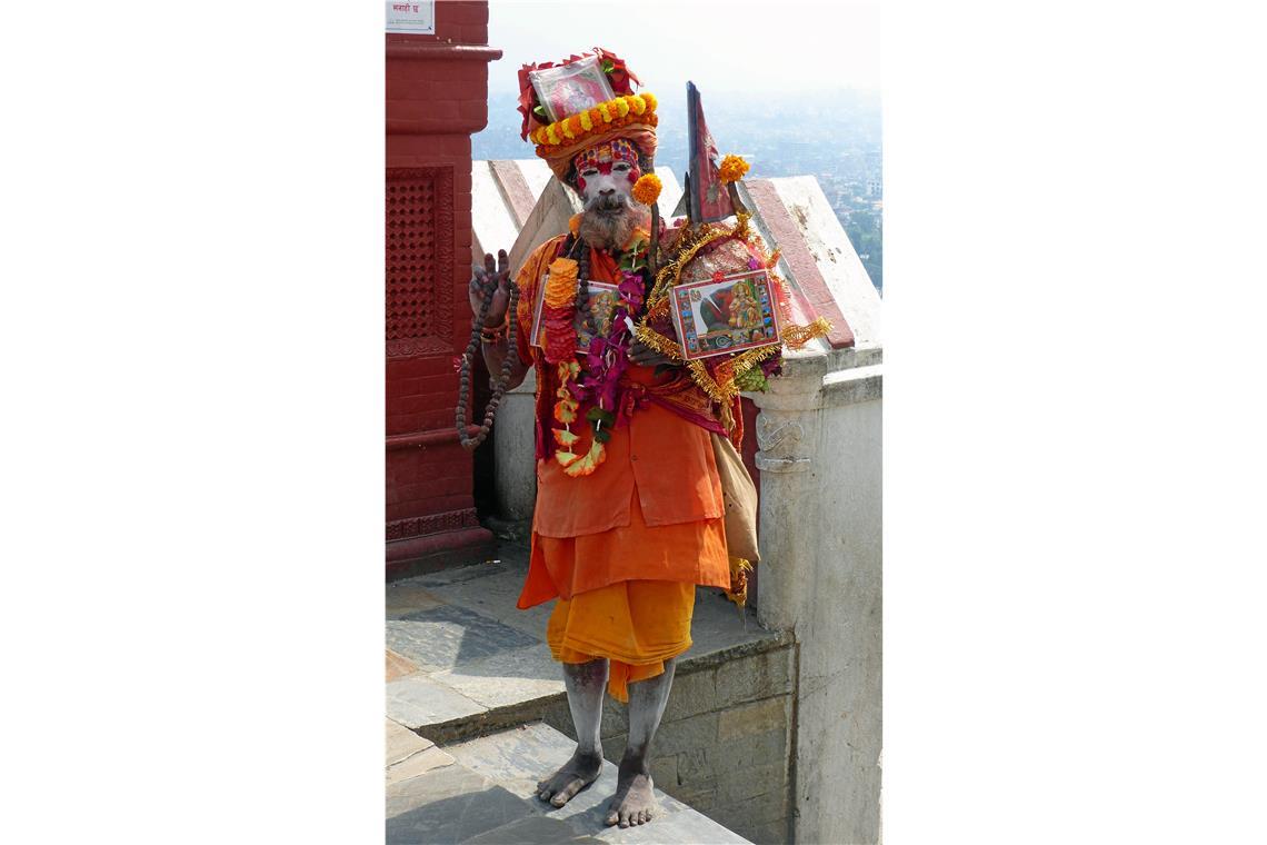 Ein hinduistischer Mönch am Affentempel in der Hauptstadt Kathmandu.