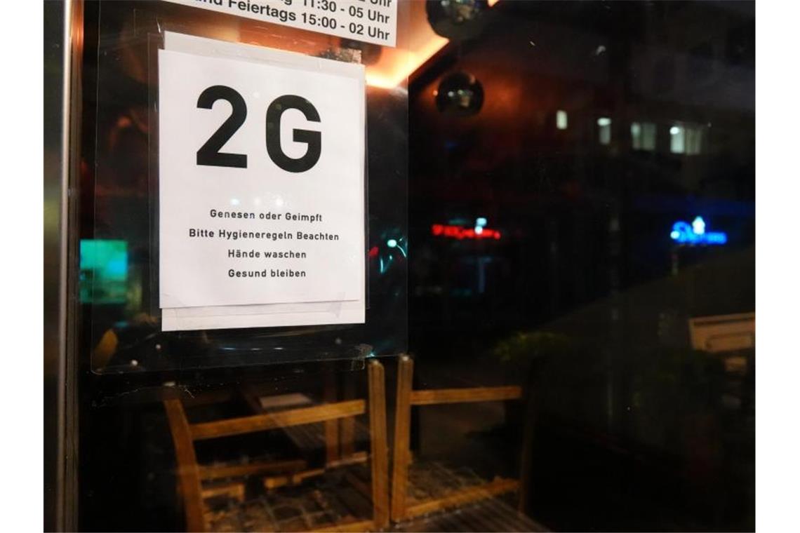 Ein Hinweisschild an einem Restaurant weist auf die 2G-Regel hin. Foto: Vanessa Reiber/dpa/Archivbild