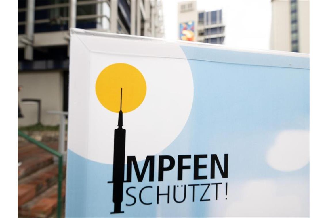 Ein Hinweisschild für ein Impfzentrum in Stuttgart. Foto: Bernd Weißbrod/dpa