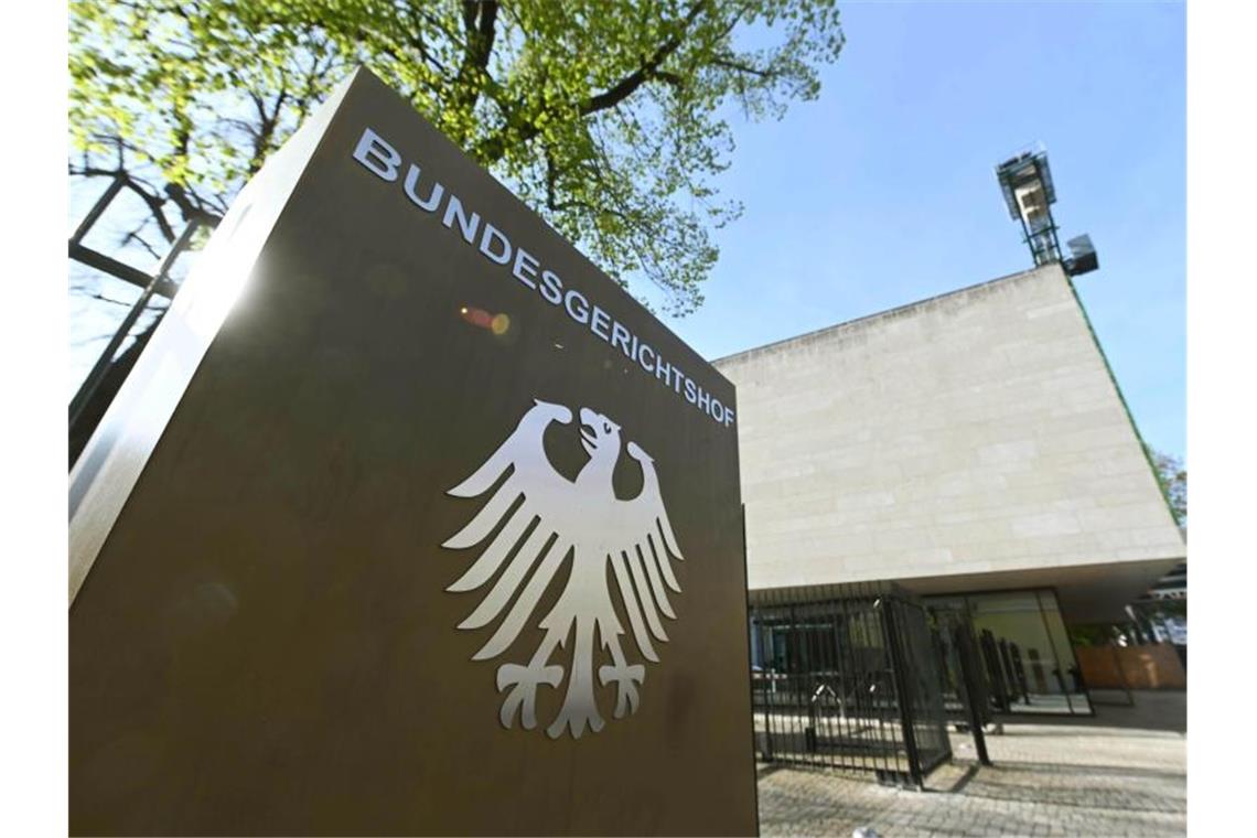 BGH schließt Gesetzeslücke für klagende Wohnungseigentümer Ein Hinweisschild mit Bundesadler und dem Schriftzug Bundesgerichtshof. Foto: Uli Deck/dpa/Archiv