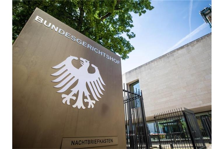 Ein Hinweisschild mit Bundesadler und dem Schriftzug Bundesgerichtshof (BGH). Foto: Christoph Schmidt/dpa