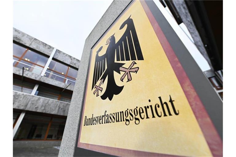 Ein Hinweisschild mit Bundesadler und dem Schriftzug „Bundesverfassungsgericht“. Foto: Uli Deck/dpa/Archivbild