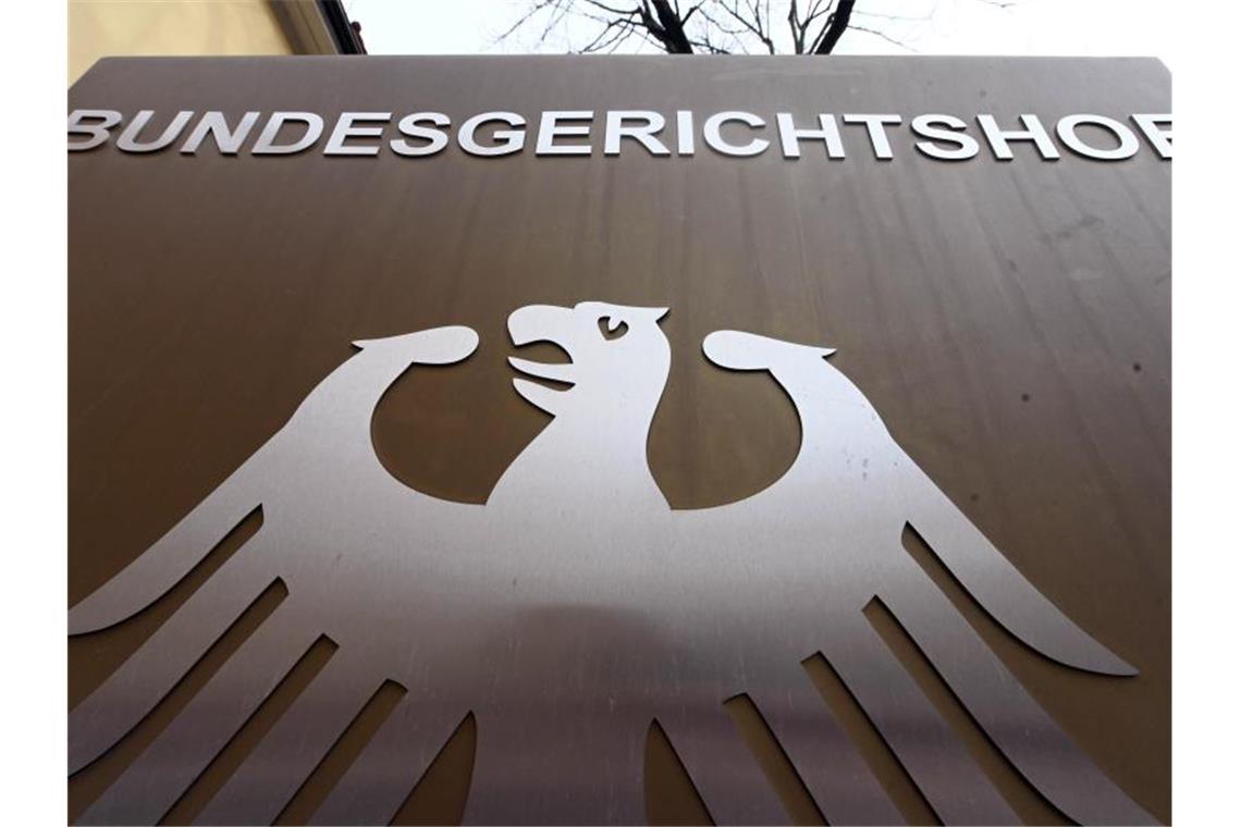 BGH hebt Mord-Urteil gegen Über-80-Jährige auf Ein Hinweisschild mit dem Bundesadler und dem Schriftzug „Bundesgerichtshof“. Foto: Uli Deck/dpa/Archivbild
