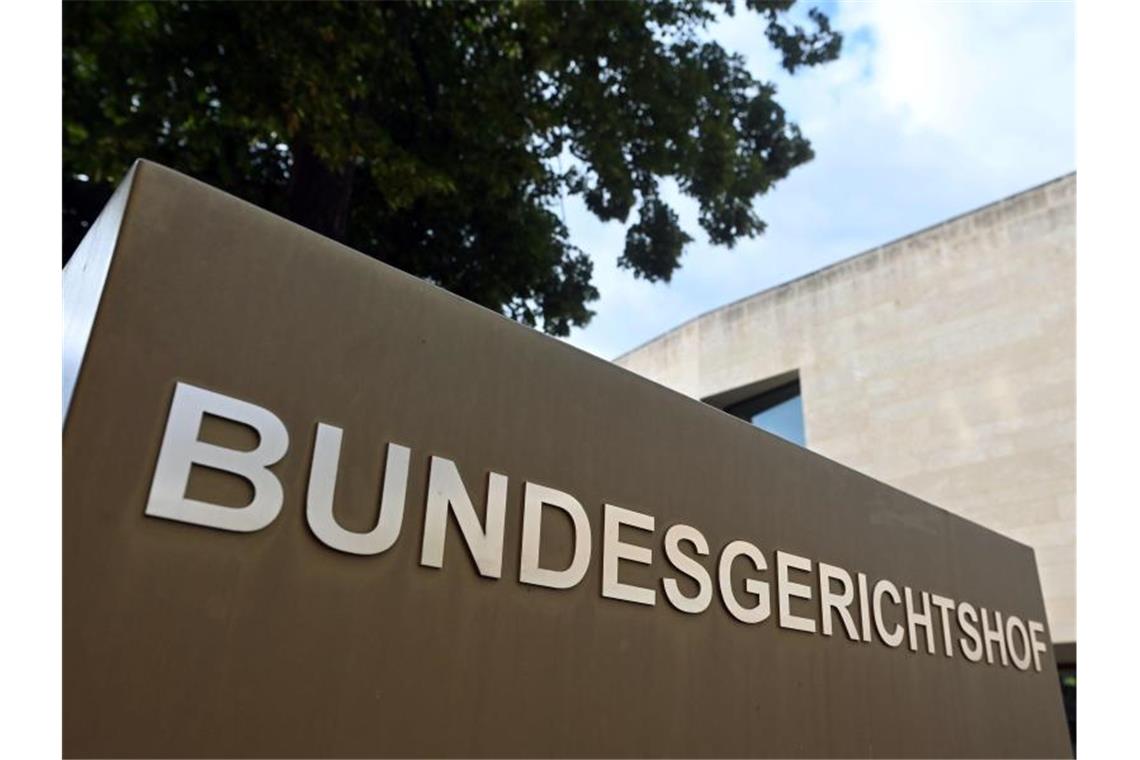 Ein Hinweisschild mit dem Schriftzug Bundesgerichtshof. Foto: Uli Deck/dpa