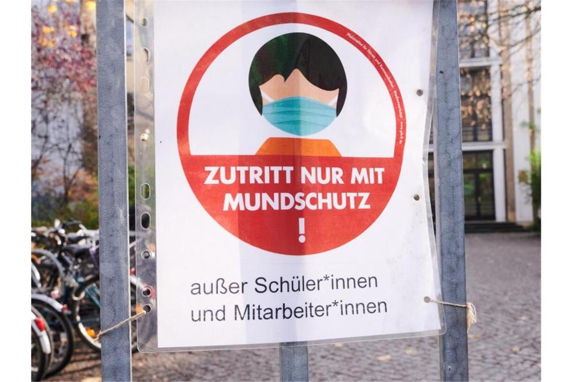 Ein Hinweisschild zum Tragen von Mundschutzen hängt am Eingang zu einer Waldorfschule. Foto: Annette Riedl/dpa/Symbolbild