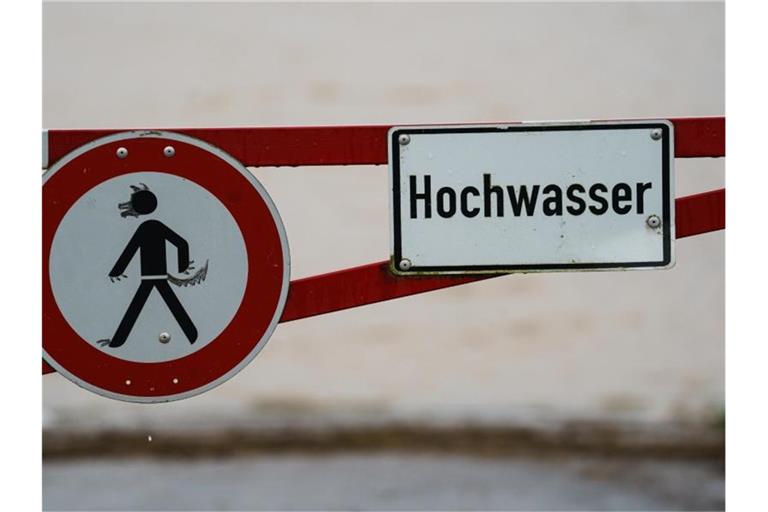 Ein Hochwasser-Schild steht an einem überfluteten Feld. Foto: Andreas Arnold/dpa/Symbolbild