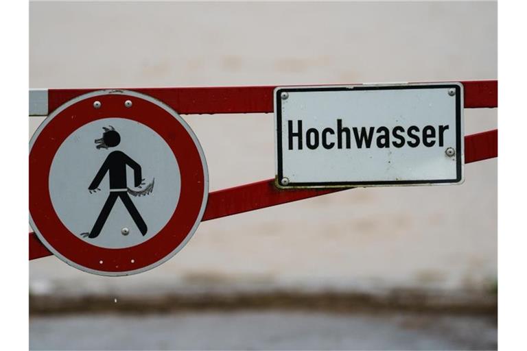 Ein Hochwasser-Schild steht an einem überfluteten Feld. Foto: Andreas Arnold/dpa/Symbolbild