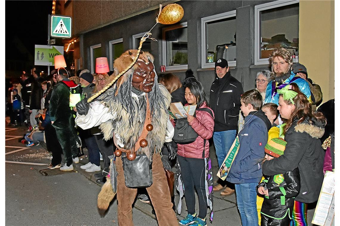 Ein Hölltal-Schütze mit seiner Narrenwaffe. Murreder Nachtumzug durch die Innens...