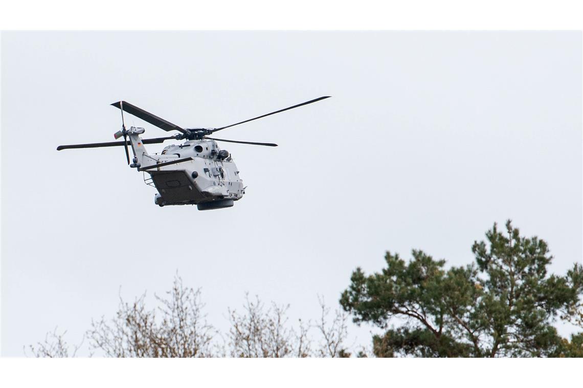 Ein Hubschrauber der Bundeswehr hilft bei der Suche nach dem vermissten Jungen.