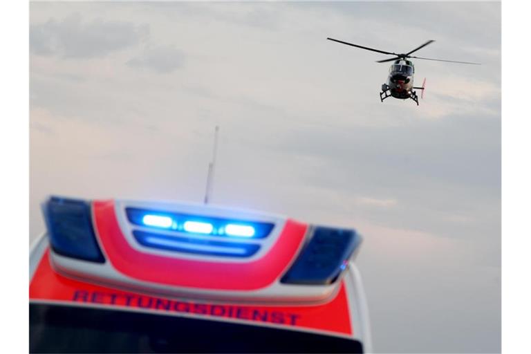 Ein Hubschrauber fliegt über einem Rettungswagen zu einem Unfallort. Foto: Jan Woitas/dpa-Zentralbild/dpa/Symbolbild