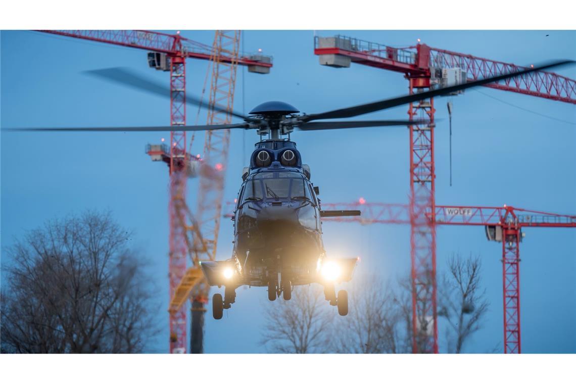 Ein Hubschrauber mit der Ministerpräsidentin von Dänemark an Bord landet am Kanzleramt. Wie ein modernes Bühnenbild wirken dabei die für die Hauptstadt so typischen Baukränen.