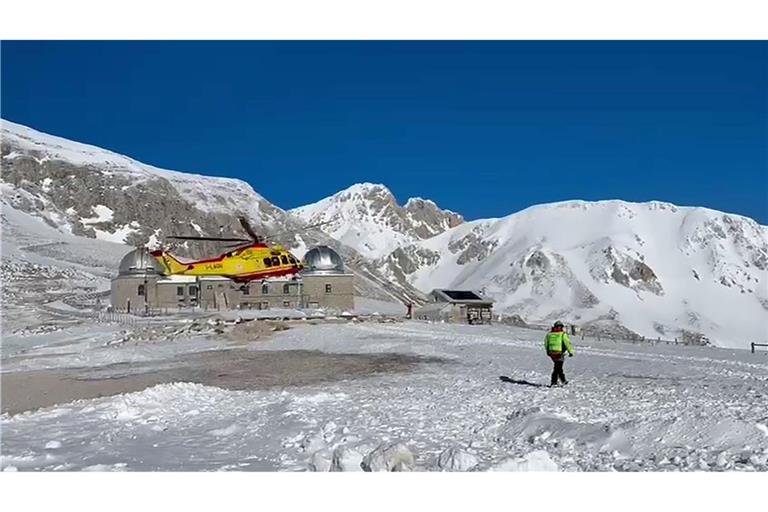 Ein Hubschrauber sucht in den italienischen Abruzzen nach zwei vermissten Bergsteigern im Massiv Gran Sasso. Die Leichen der beiden Männer wurden am Freitag entdeckt.