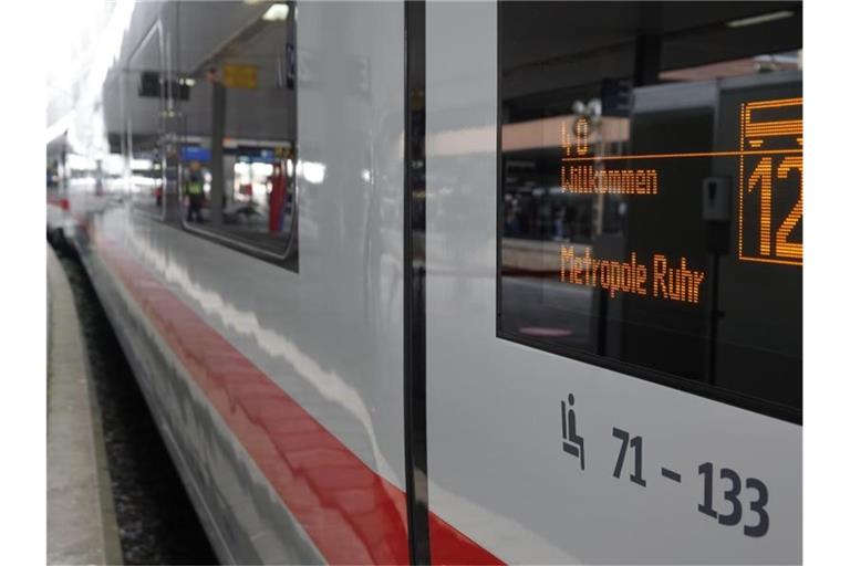 Ein ICE 4 aus Nordrhein-Westfalen steht am Düsseldorfer Hauptbahnhof. Die Deutsche Bahn erhöht die Fahrpreise im Fernverkehr. Foto: Weronika Peneshko/dpa