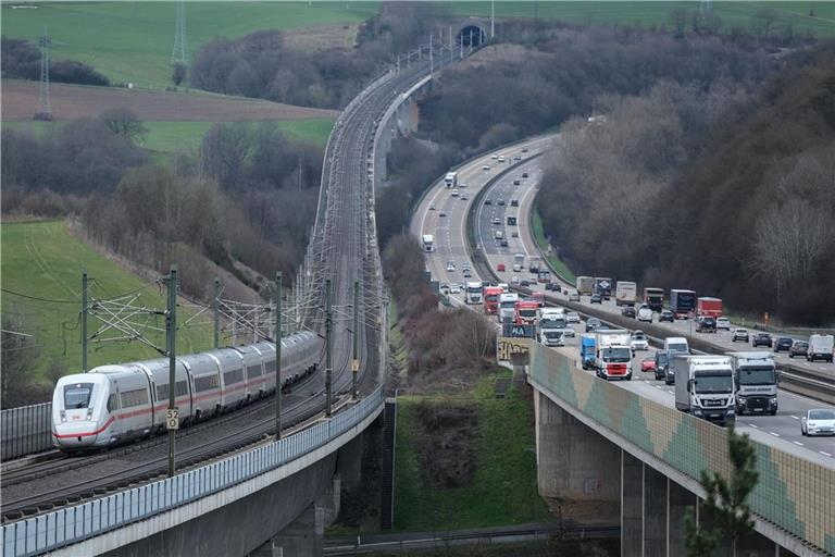 Ein ICE der Deutschen Bahn fährt auf der Strecke Köln Frankfurt in Richtung Frankfurt/Main neben der Autobahn A3 über die Wiedtalbrücke.