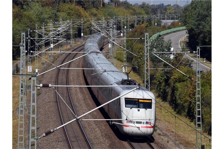 Ein ICE der Deutschen Bahn fährt bei Wiesental auf der Schnellfahrstrecke Mannheim-Stuttgart. Foto: Uli Deck/dpa/Archivbild